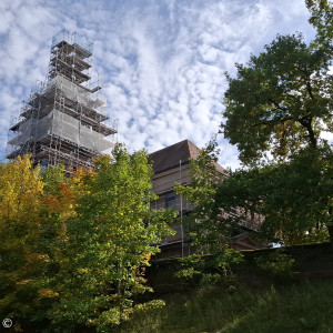 St. Georg mit Gerüst im Herbst